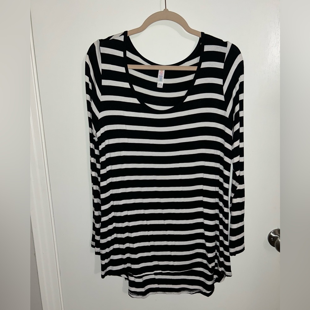 Lularoe Lynnae long sleeve shirt